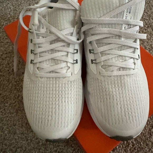 Nike Light Gray Athletic Sneakers new in box Pegasus 39 - Picture 2 of 6